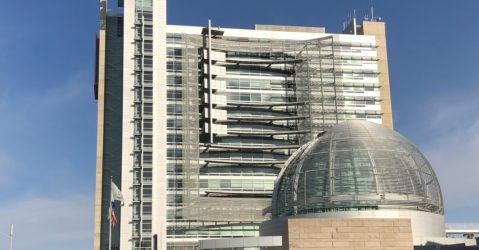 El exterior del Ayuntamiento de San José en un día soleado.