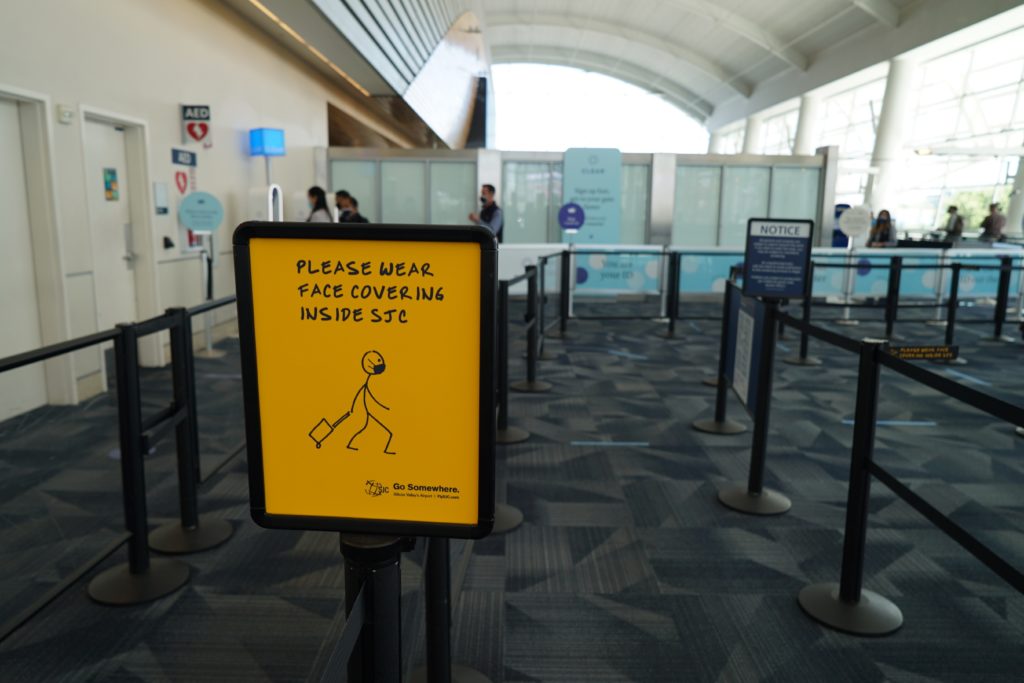 One of the many signs inside the airport requiring travelers to wear masks. Photo courtesy of Norman Y. Mineta-San Jose International Airport.