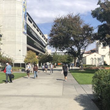 Sinh viên đi bộ trong khuôn viên trường Đại học San Jose State