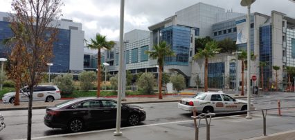 Những chiếc xe đậu bên ngoài một trung tâm y tế ở San Jose, California.
