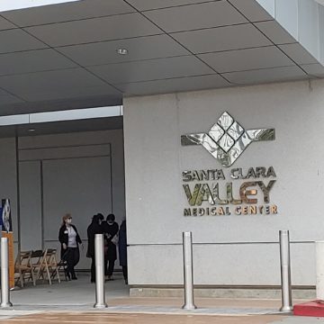 Lối vào Trung tâm Y tế Valley ở San Jose, California