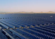 Hàng loạt tấm pin mặt trời trải dài đến tận chân trời