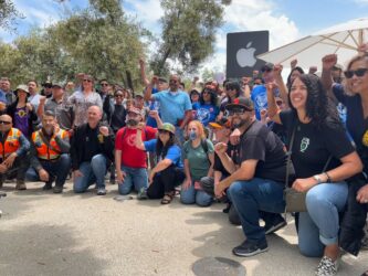 La huelga de escritores llega a Cupertino: la puerta principal de Apple