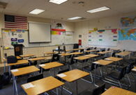 Filas de pupitres en un aula vacía