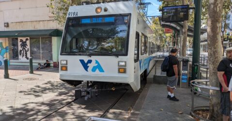 Un tren ligero que recorre el centro de San José.