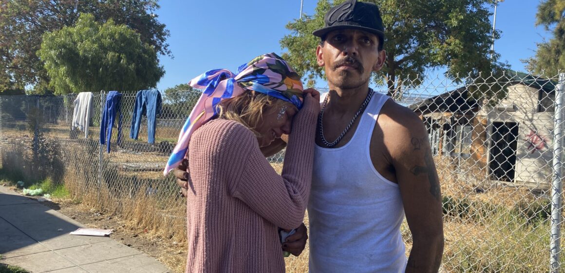 Una niña llora mientras la ciudad realiza una limpieza