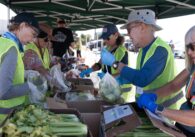 Người dân phân phát thực phẩm để quyên góp