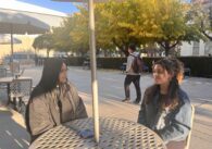 Dos estudiantes se sientan en una mesa en la Universidad Estatal de San José.