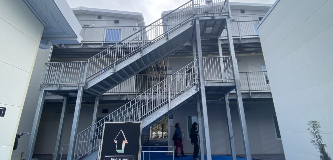 Escaleras que conducen a los niveles superiores de un sitio de viviendas modulares para personas sin hogar en San José, California.