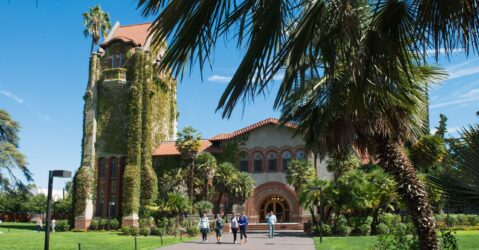 Sinh viên đi bộ trong khuôn viên trường Đại học San Jose State