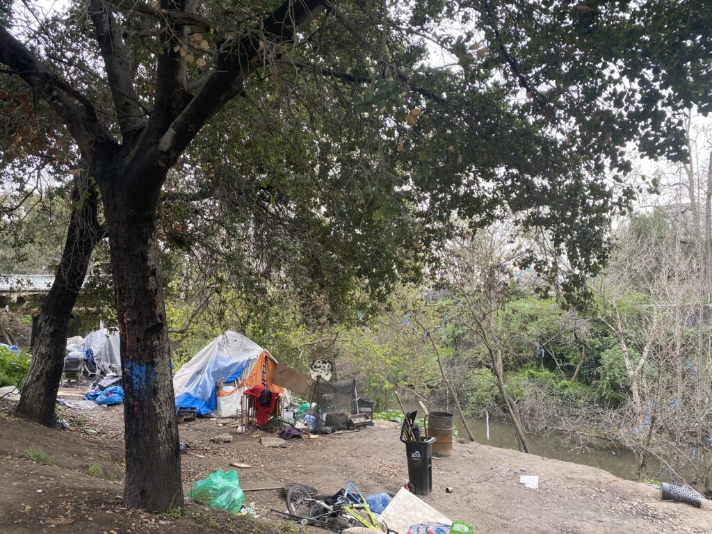 Un campamento de personas sin hogar a lo largo de un arroyo en San José