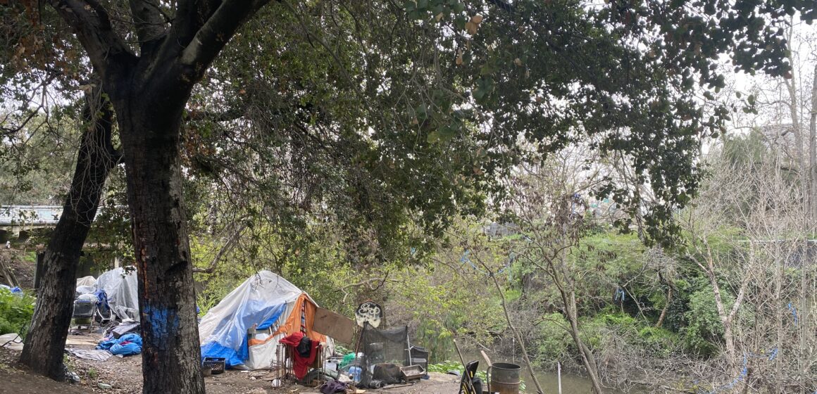 Un campamento de personas sin hogar a lo largo de un arroyo en San José