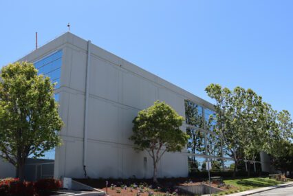 Un edificio de tres plantas sin identificar en Santa Clara, California.