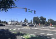 Una persona que cruza la calle en una intersección