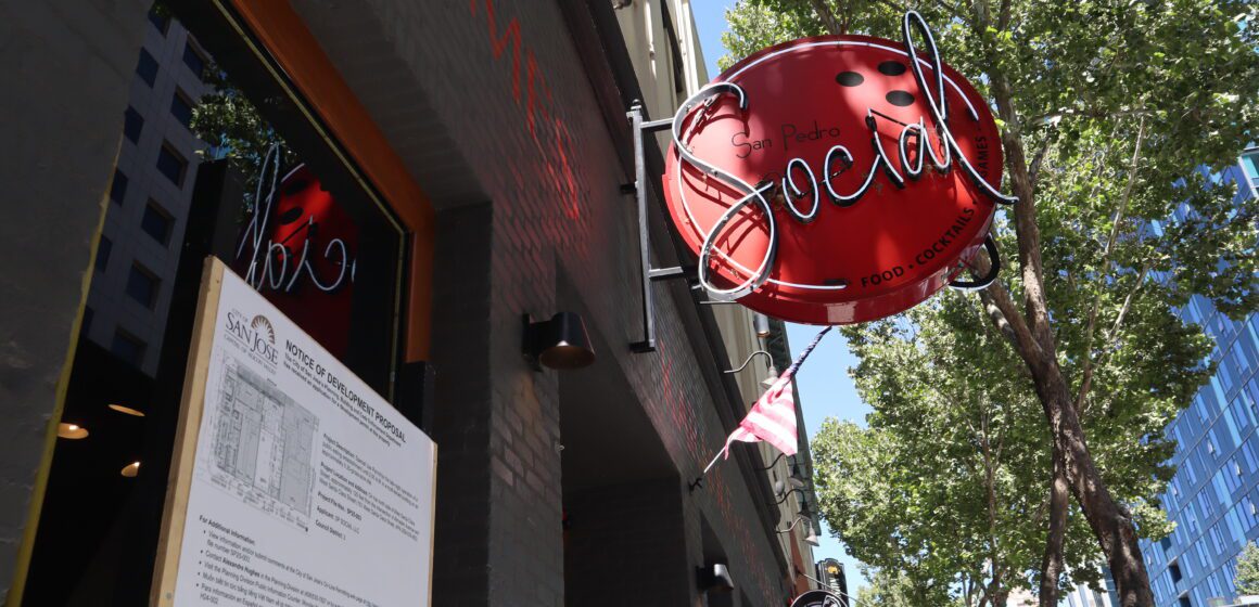 Un letrero de neón sobre una discoteca en el centro de San José.
