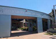 Bên ngoài tòa nhà có biển hiệu ghi "Trung tâm chăm sóc động vật của thành phố San Jose"