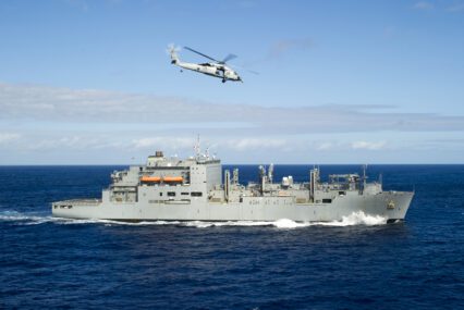 Buque de la Armada con helicóptero encima