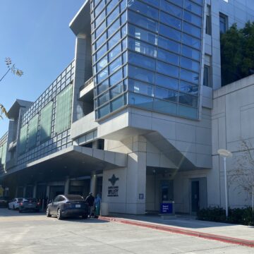 Un automóvil estacionado afuera del Centro Médico del Valle de Santa Clara en San José