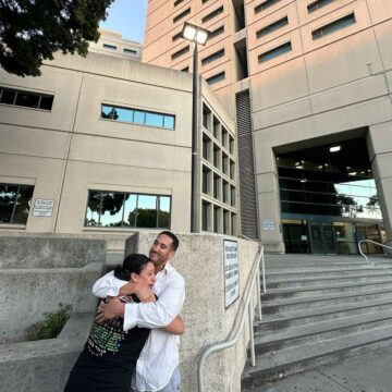 Một người đàn ông và một người phụ nữ ôm nhau bên ngoài nhà tù chính ở San Jose, California