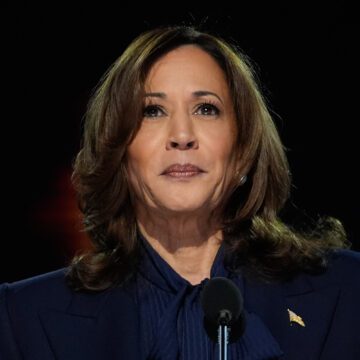 La exvicepresidenta estadounidense Kamala Harris se encuentra frente a un micrófono