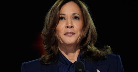 La exvicepresidenta estadounidense Kamala Harris se encuentra frente a un micrófono