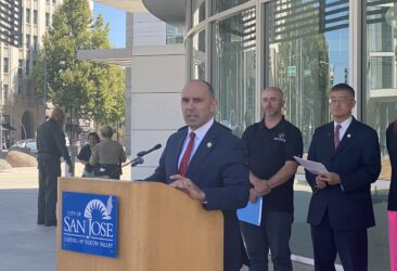 Nghị sĩ Hoa Kỳ Jimmy Panetta phát biểu trên bục phát biểu tại San Jose, California