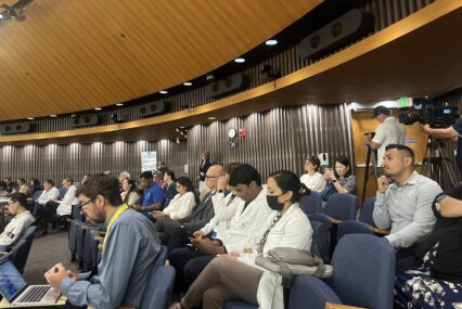 Personas sentadas en un auditorio