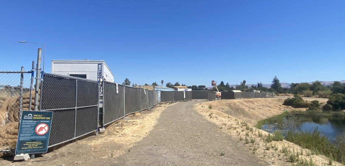 Un camino de grava junto a un arroyo en San José, California.