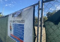 Una valla de alambre alrededor de un sitio de desarrollo