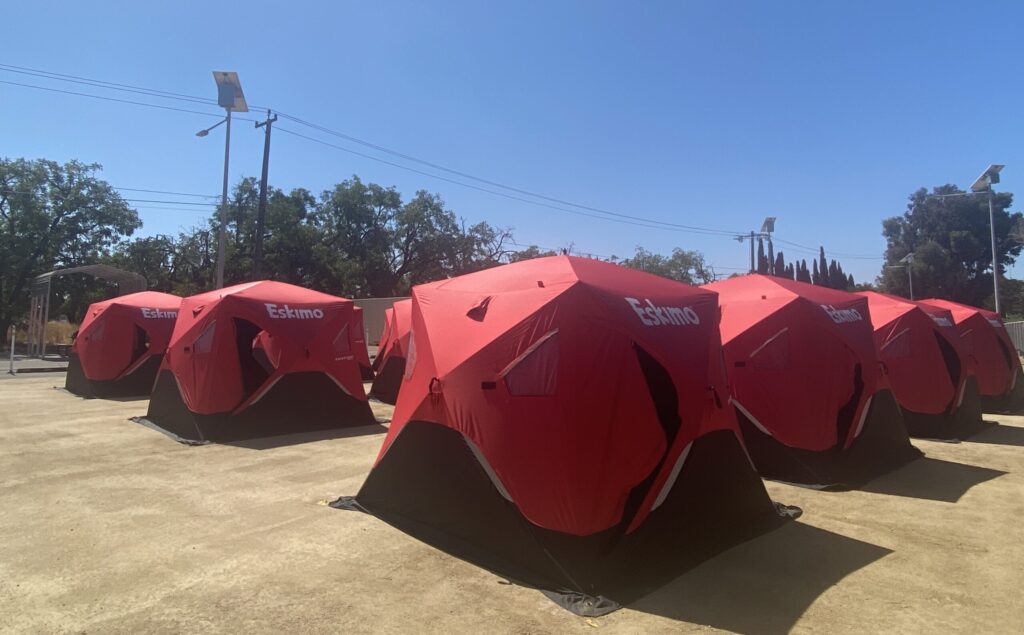 Tiendas de campaña en un lugar seguro para dormir al aire libre para residentes sin hogar en San José, California.