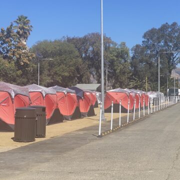 Una fila de tiendas de campaña en un campamento autorizado para personas sin hogar en San José, California.