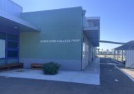 El exterior de un edificio escolar vacío en San José, California.