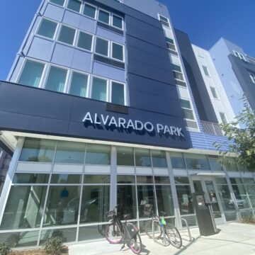Un edificio de apartamentos de cinco pisos en San José, California.