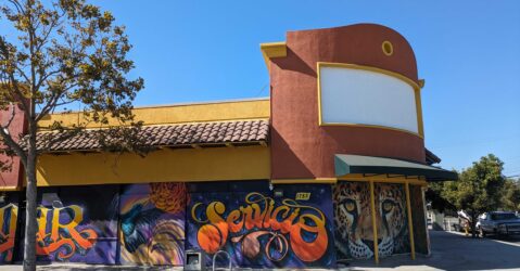 Một tòa nhà ở phía Đông San Jose, California có tranh tường ở bên cạnh