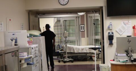 Una persona está de pie en el pasillo de un hospital en San José, California.