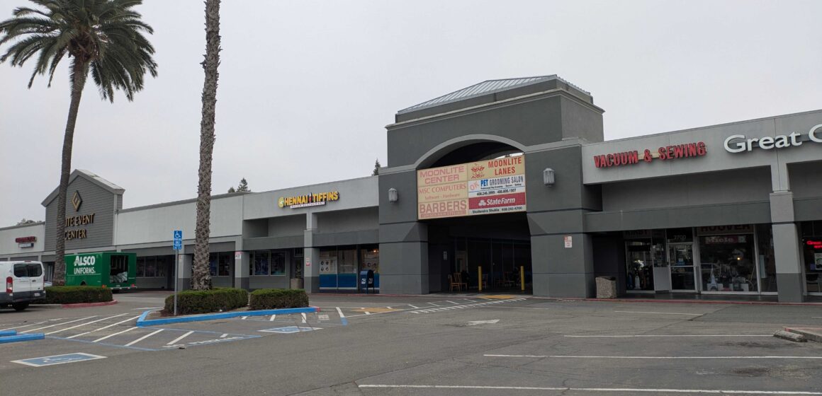 MOONLITE SHOPPING CENTER - SANTA CLARA A one-story shopping center