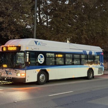 Logotipo del 30 aniversario del autobús VTA Vista lateral de un autobús de transporte público