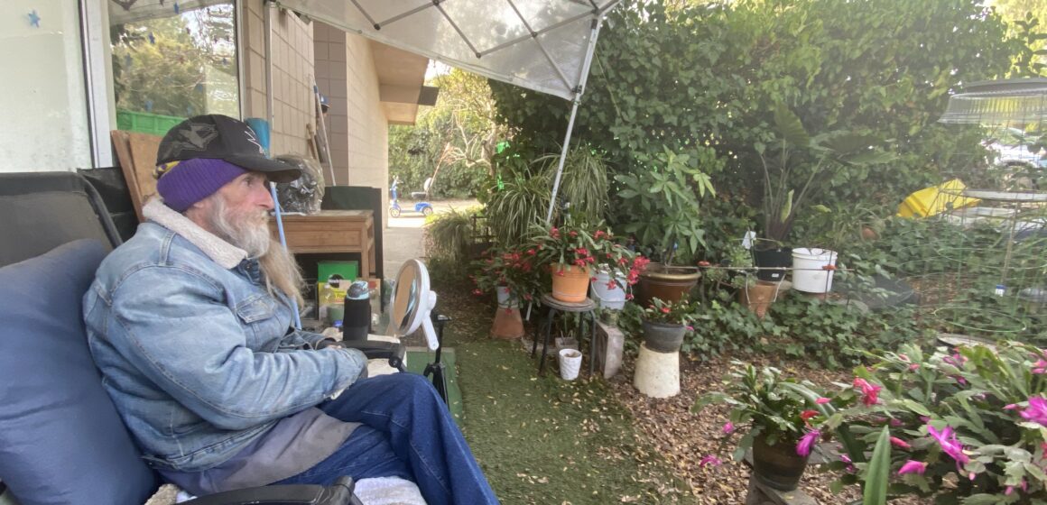 Hank Provost 10 cựu chiến binh kirk San Jose Một người đàn ông lớn tuổi đang ngồi ở sân sau