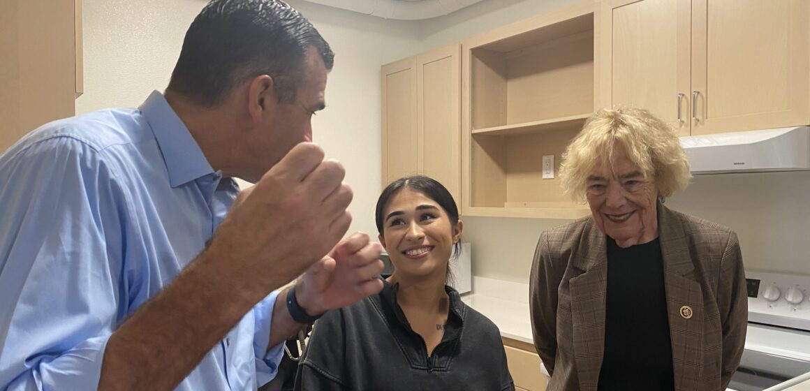 Tres personas se encuentran dentro de un apartamento en San José, California.