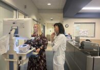 Hai nhân viên chăm sóc sức khỏe đang xem máy tính tại một bệnh viện ở San Jose, California