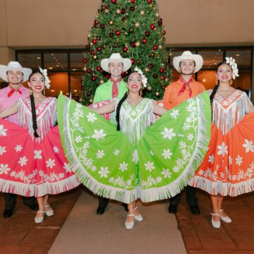 Lễ hội Navideña Ba vũ công nữ đứng trước ba vũ công nam