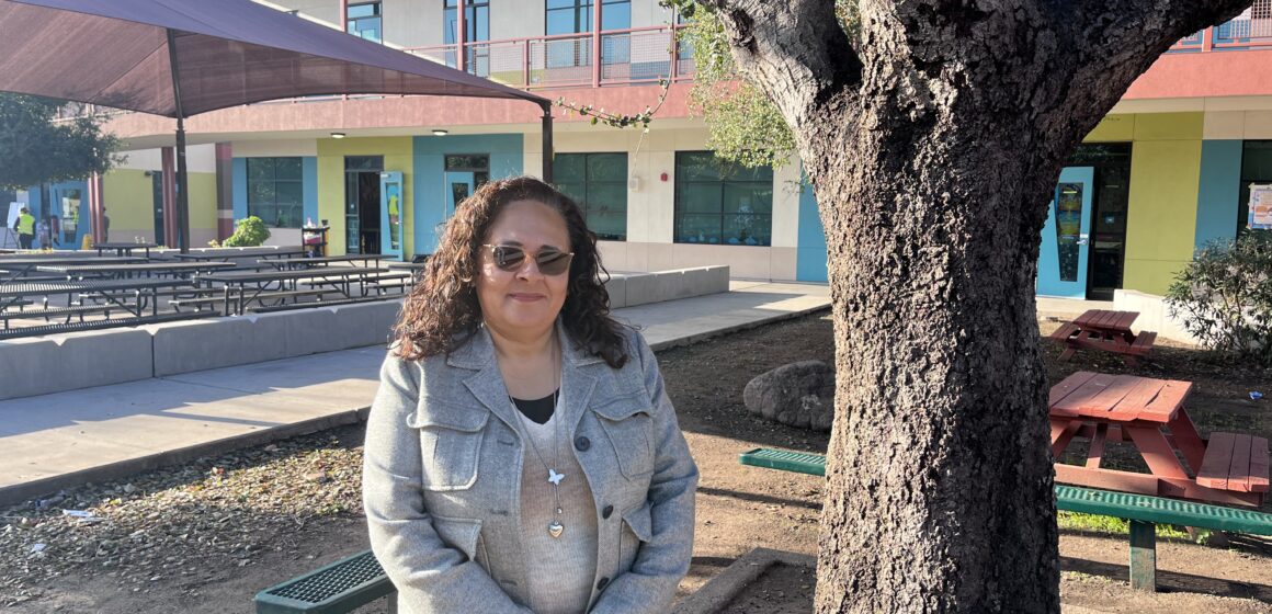 ESCUELA POPULAR Una mujer se encuentra junto a un árbol afuera de una escuela en el este de San José, California.