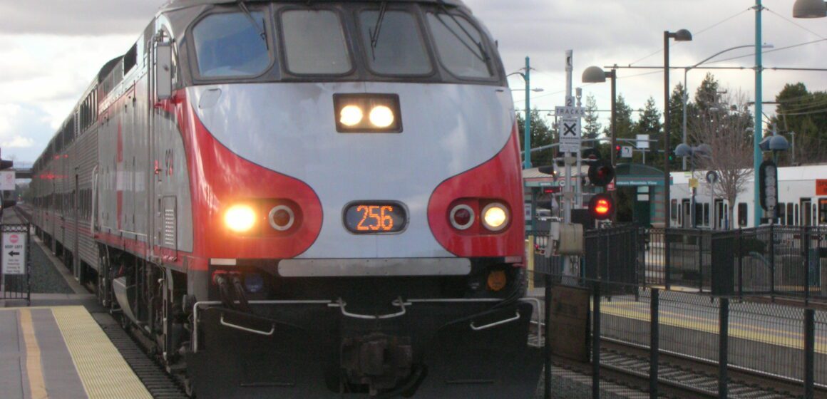 Một chuyến tàu ở nhà ga Mountain View, California