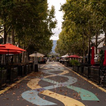 An empty pedestrian walkway with outdoor dining spots in Mountain View, California