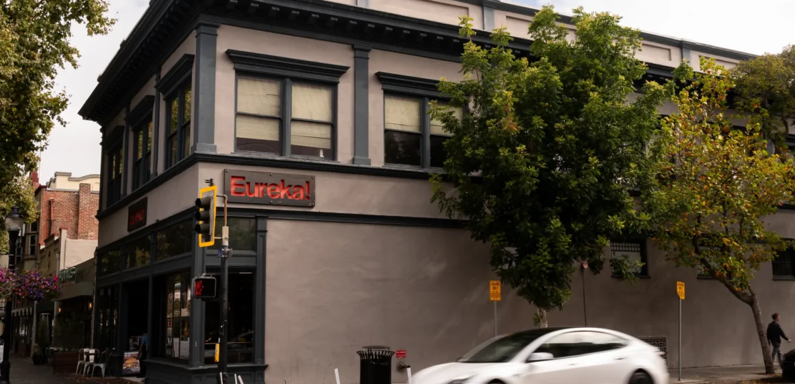 Một tòa nhà trên đường Castro ở Mountain View, California.