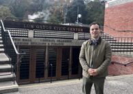 Un hombre se encuentra frente al ayuntamiento en Los Gatos, California.