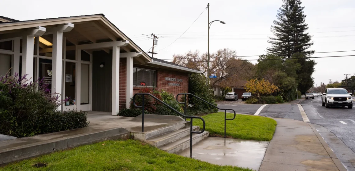 A sidewalk and stairs leading to a building in Mountain View, California