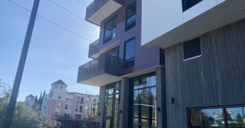 Hình ảnh bên ngoài một tòa nhà chung cư nhà ở giá rẻ tại San Jose, California.