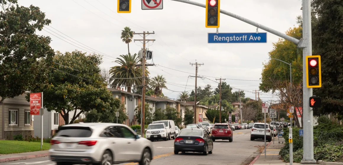 -MV_Rengstorff-Latham-intersection_05 Traffic on streets