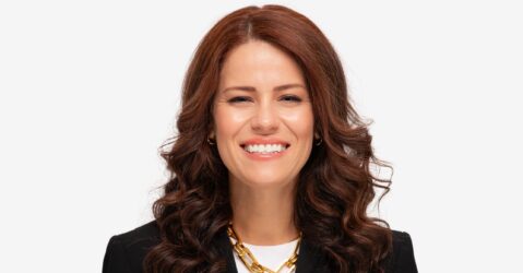 Một người phụ nữ mỉm cười trong bức ảnh chân dung chuyên nghiệp.